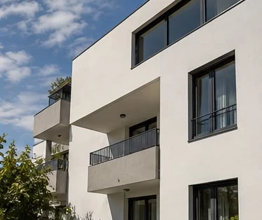 Beispiel einer hell verputzten Wohnhausfassade.
